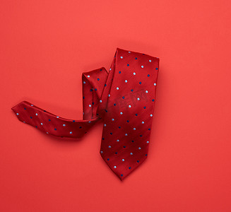 红色背景上扭曲的丝绸红色领带