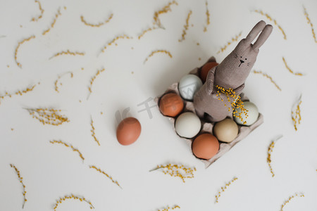 有趣的手工制作小兔子玩具，配有彩色鸡蛋和黄色含羞草花。
