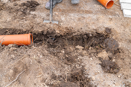 塑料 PVC 废水下水管埋在地下。