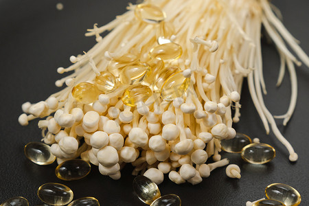 蘑菇或金针菇的特写，亚洲蘑菇的有用和药用特性。