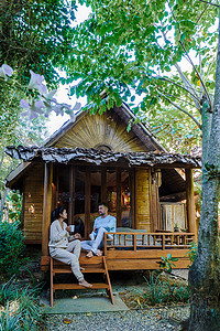 泰国北部竹屋寄宿家庭里的一对男女。