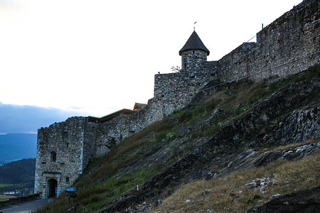 一个古老的石头防御堡垒的碎片。