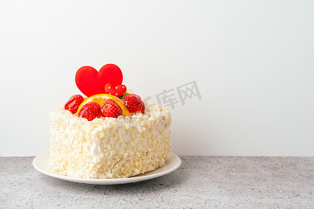 情人节蛋糕，心形和水果，草莓，有复制空间。