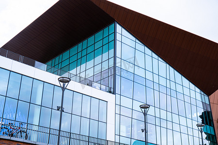 波兰格但斯克2022年5月-论坛-购物中心现代化的外观，晴朗的天空背景下有玻璃幕墙。