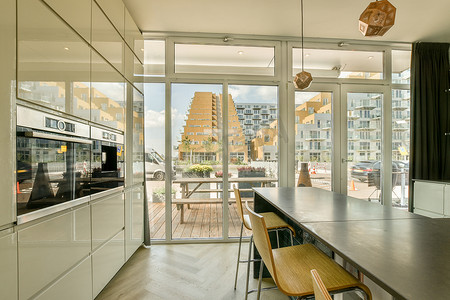 宽敞的现代客房设有休息室和用餐区