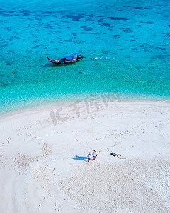 情侣海岛旅游摄影照片_泰国丽贝岛海滩上的男女情侣