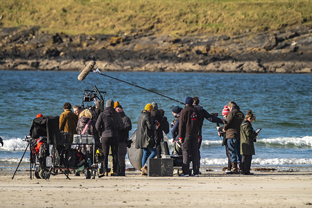 爱尔兰多尼戈尔郡波特诺 — 2023年3月7日：《情书》正在海滩拍摄，主演包括皮尔斯·布鲁斯南、加布里埃尔·伯恩、海伦娜·伯翰·卡特、菲昂·奥谢、安·斯凯利