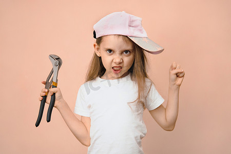可爱的小学年龄小女孩，戴着棒球帽，粉色背景上有扳手，爸爸的成长经历