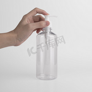 空白样机塑料透明瓶，配有分配器无气泵，使用凝胶、肥皂、酒精、奶油和化妆品的标签和广告。
