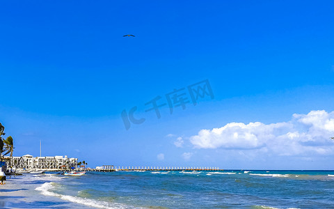 水墨天空摄影照片_热带加勒比海滩清澈的绿松石水墨西哥普拉亚德尔卡门。