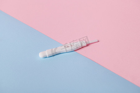 喷墨妊娠测试有两个条，隔离双色粉色和蓝色背景。
