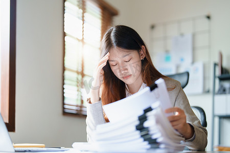 中小企业主、使用电脑和财务报表的人的肖像对扩大市场以提高投资业务能力的焦虑表达