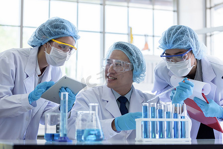 亚洲高级科学家男性在实验室研究和学习