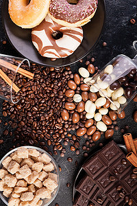 巧克力木板摄影照片_深色木板上的美味糖果和糖果