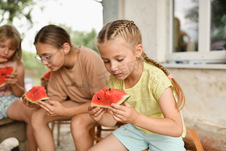 孩子们在村里吃西瓜