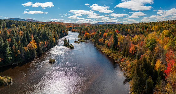 萨拉纳克河流经纽约州阿迪朗达克五彩缤纷的秋季景观