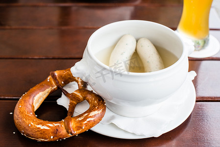 巴伐利亚白香肠、椒盐卷饼和啤酒