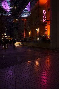 德国柏林索尼中心附近一家酒吧霓虹灯的垂直照片