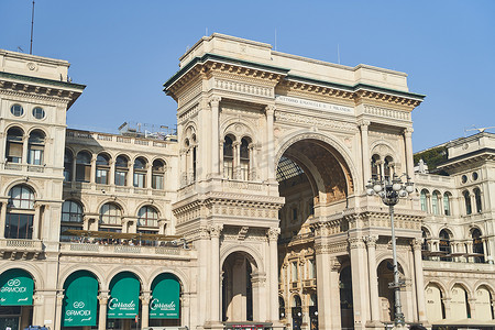 意大利米兰 — 2023年2月15日：大教堂广场维克托·伊曼纽尔二世画廊
