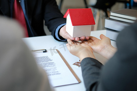 律师保险经纪人咨询为夫妇客户提供有关购买租房的法律建议。