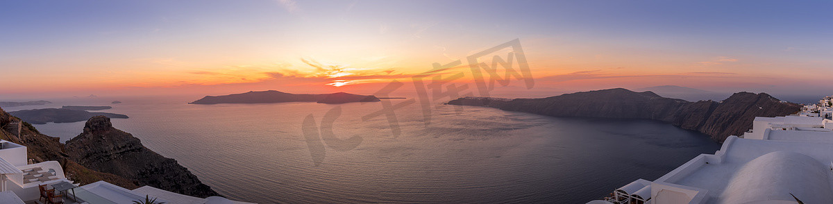 日落时俯瞰圣托里尼岛的火山口和大海。