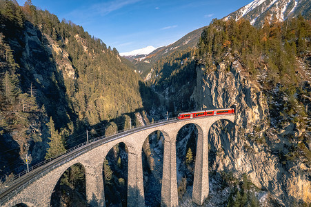 虫洞穿梭摄影照片_瑞士火车穿越 Landwasser 高架桥