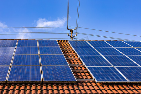 关于正能量的好段摄影照片_屋顶上有电缆的私人光伏系统的太阳能电池板