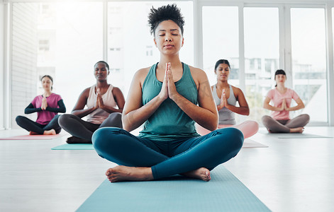 瑜伽课、冥想和一位黑人女性为了健身、和平和健康而锻炼。