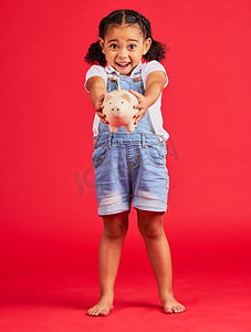 孩子金钱摄影照片_兴奋的孩子、肖像或存钱罐在孤立的红色背景下的金钱规划、储蓄或未来投资方面取得成功。