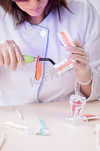 女牙医正在进行牙齿植入