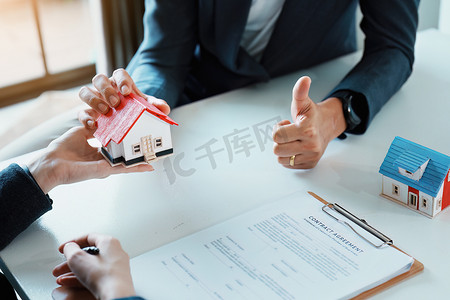 担保、抵押、协议、合同、签字，房地产经纪人在签署重要合同文件后将房子交付给客户