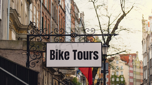 青之旅代金券摄影照片_城市自行车之旅在老城区与文字标志。