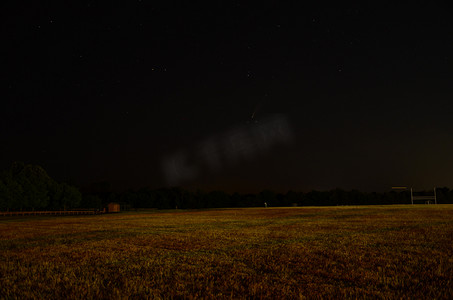 观察星空摄影照片_夜空中的 Neowise 彗星和来自美国弗吉尼亚州的星星