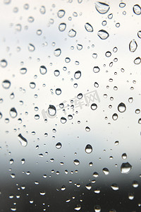 二次元窗外的操场摄影照片_雨天，窗外的雨滴
