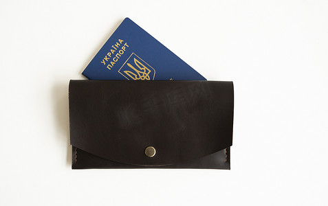 与一个皮革钱包的乌克兰护照在白色背景。