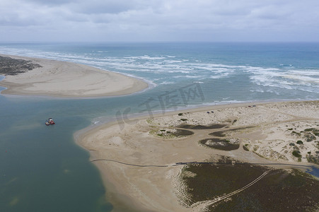 挖沙摄影照片_澳大利亚地区墨累河河口的挖沙机鸟瞰图