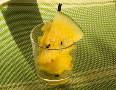 玻璃杯中的黄西瓜，切片，用于西瓜饮食