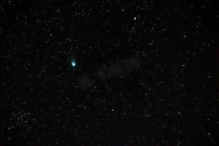 2022汇报摄影照片_夜空中绿色彗星 C/2022 E3 (ZTF) 的天文照片