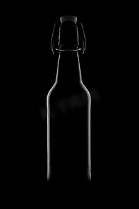 黑色背景上形状优美的瓶子的剪影
