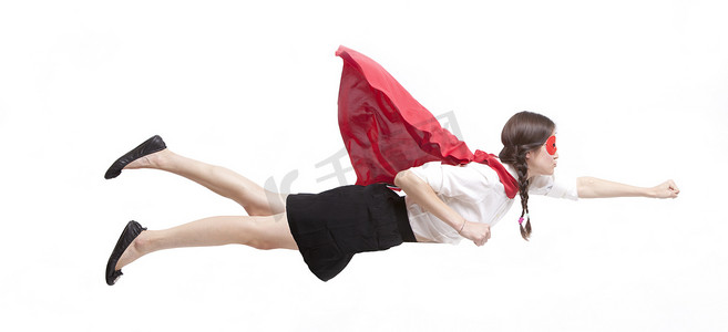 穿着超级英雄服装的年轻亚洲女性在白色背景下摆出飞行姿势