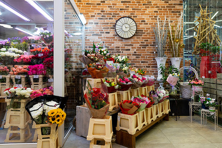 花店花束摄影照片_白俄罗斯明斯克 — 2021年12月20日：政治沙龙展示，配有花束和鲜切花