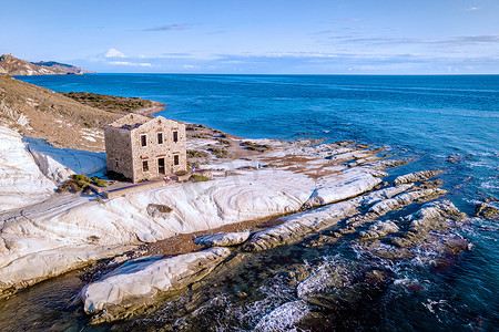 意大利西西里岛阿格里真托蓬塔比安卡白色海滩和白色悬崖上废弃房屋的旧废墟