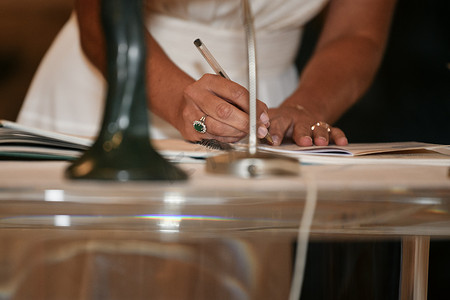 结婚登记摄影照片_新娘在结婚登记文件上签字