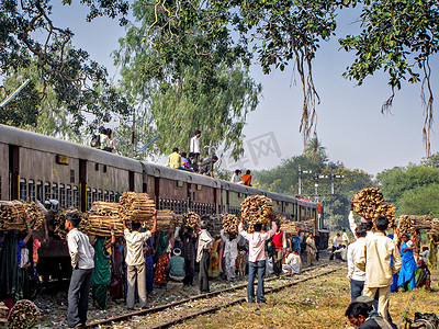 12月12日摄影照片_印度中央邦阿旃蒂 — 2008年12月23日：当地村民拿着木头等待火车，配对火车等待 cro
