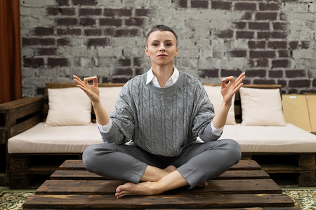 菜单黑金摄影照片_成功的女性自由职业者在舒适的氛围中做瑜伽