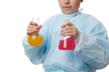 详细信息：化学课上一个男生手中装有有色化学品的刻度测量玻璃实验室烧瓶