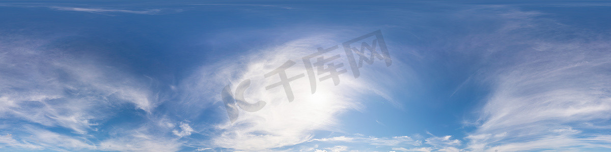 360度摄影照片_蓝色夏季 360 度全景天空有云，没有地面，采用球形等距矩形格式，易于在 3D 图形和空中或地面合成中使用，无缝且适合天空替换。