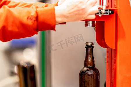 啤酒厂啤酒瓶的机械封盖