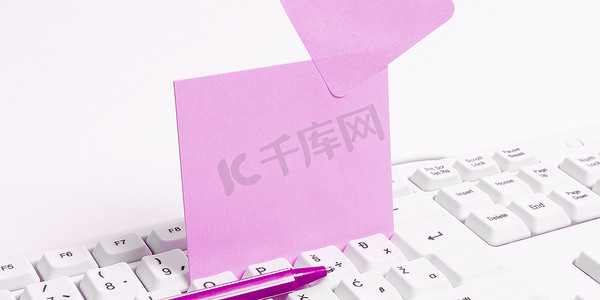 彩色纸与重要信息躺在桌子附近的键盘。