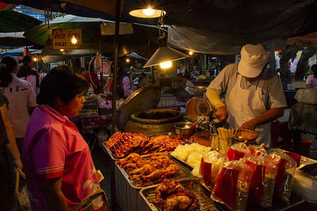 泰国曼谷街头食品市场摊位上的人们